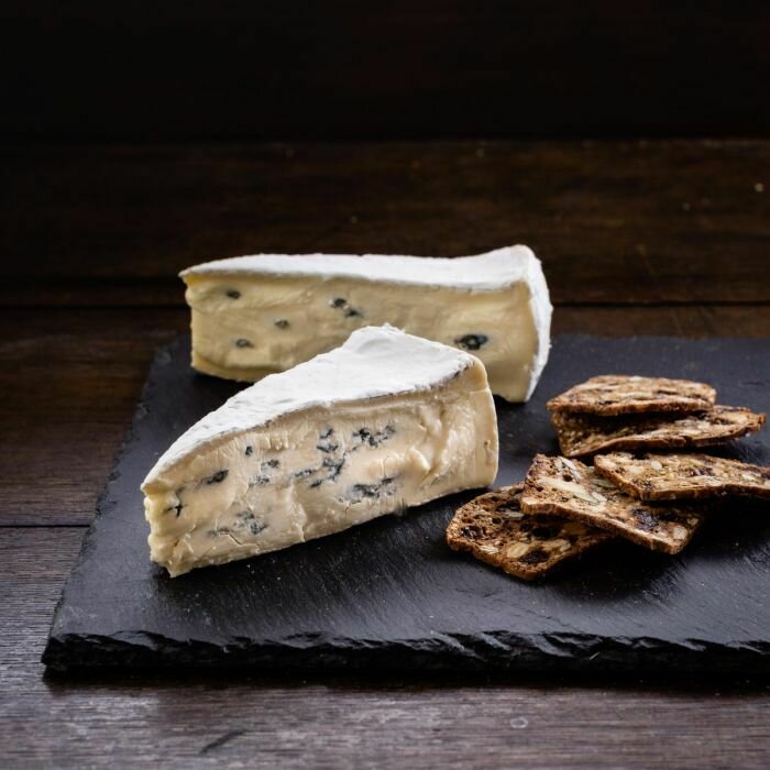Мягкий сыр Cambozola (Камбоцола) с белой плесенью и виноградным соусом из коровьего молока 145 г