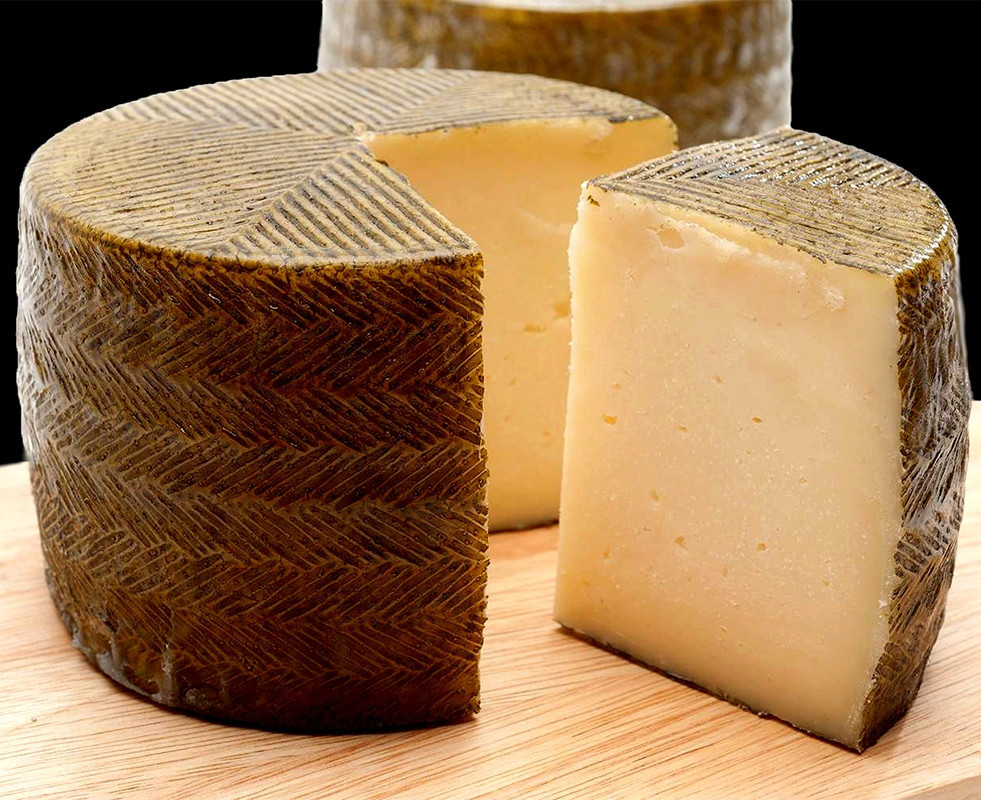 Твёрдый сыр Manchego Vega (Манчего) 6 месяцев выдержки из овечьего молока 100 г