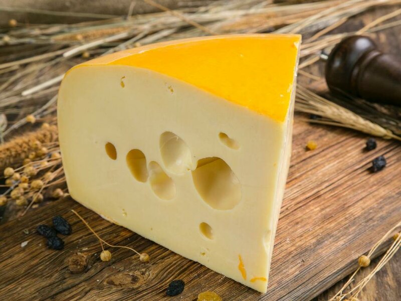 Твёрдый сыр Frico Maasdam (Маасдам) из коровьего молока 100 г