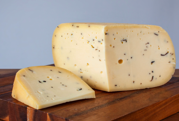 Твёрдый сыр Tartufo (Тартуфо) с трюфелем из коровьего молока 100 г
