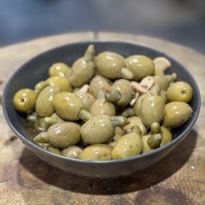 Оливки с корнишонами/ весовые 100 гр.