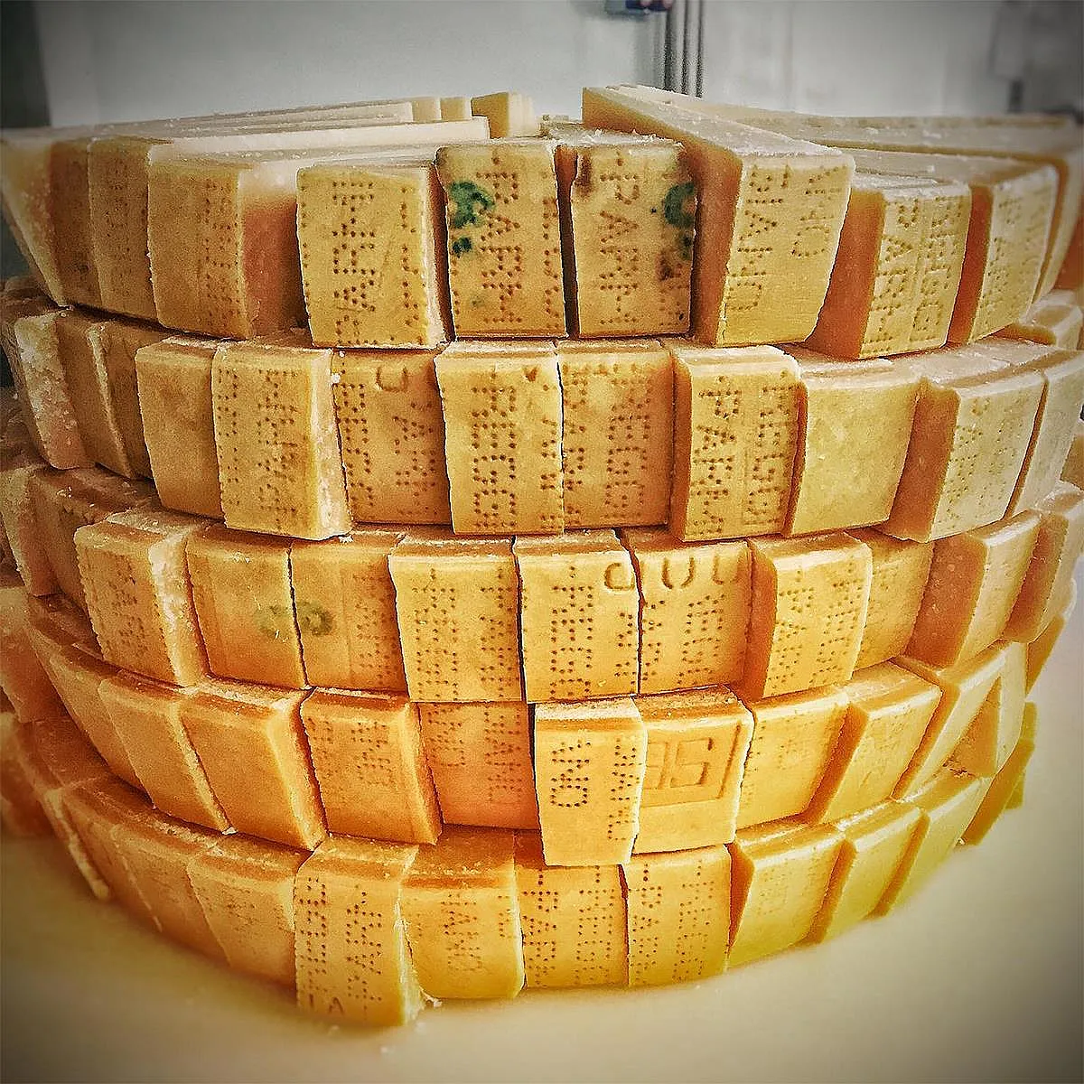 Сыр твердый Parmigiano Reggiano (Пармиджано Реджано) 36 месяцев выдержки из коровьего молока 100 г